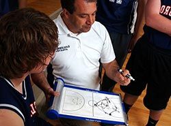Samarbete med spanska tränare på träningsläger för basket i Barcelona, Spanien