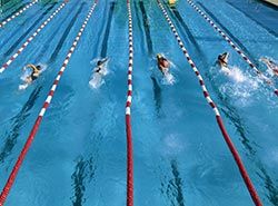Delta i simtävlingar på träningsläger i Barcelona,  Spanien