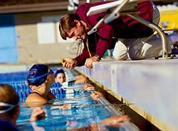 Samarbeta med spanska tränare på träningsläger simning i Barcelona, Spanien