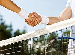 Spela matcher mot spanska tennisspelare på träningsläger för tennis i Barcelona, Spanien