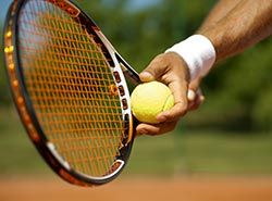 Samarbeta med spanska tränare på träningsläger för tennis i Barcelona, Spanien