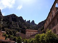 Det dramatiska bergslandskapet i Montserrat 